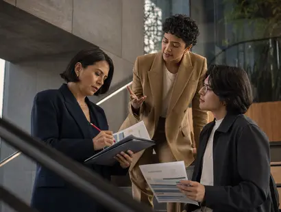 Directora y consultores de another revisan resultados y definen un ajuste para una estrategia de comunicación en México.